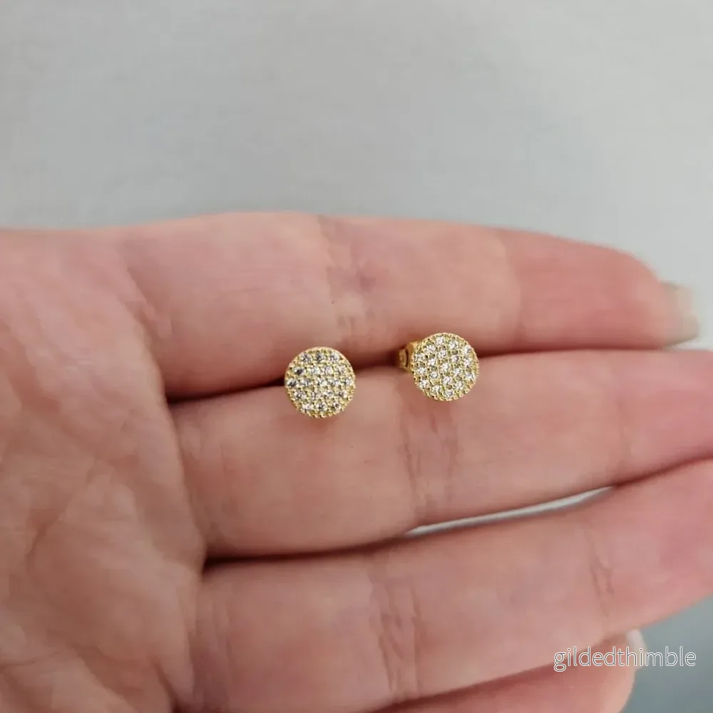 Fasta runda örhängen med stenar 18k guld Fasta runda örhängen med stenar 18k guld