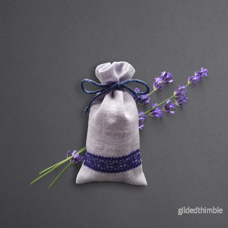 Lavandas ziedi lina maisiņā – 10 g (mazais) | violetais ar mežģīni Lavandas ziedi lina maisiņā – 10 g (mazais) | violetais ar mežģīni