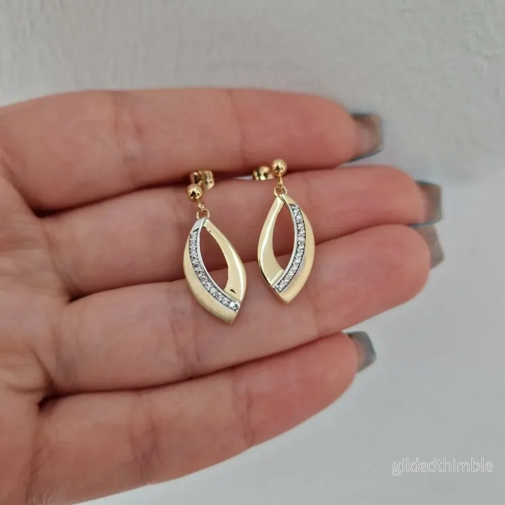 Örhängen hängande matt/blank med stenar 18k guld Örhängen hängande matt/blank med stenar 18k guld