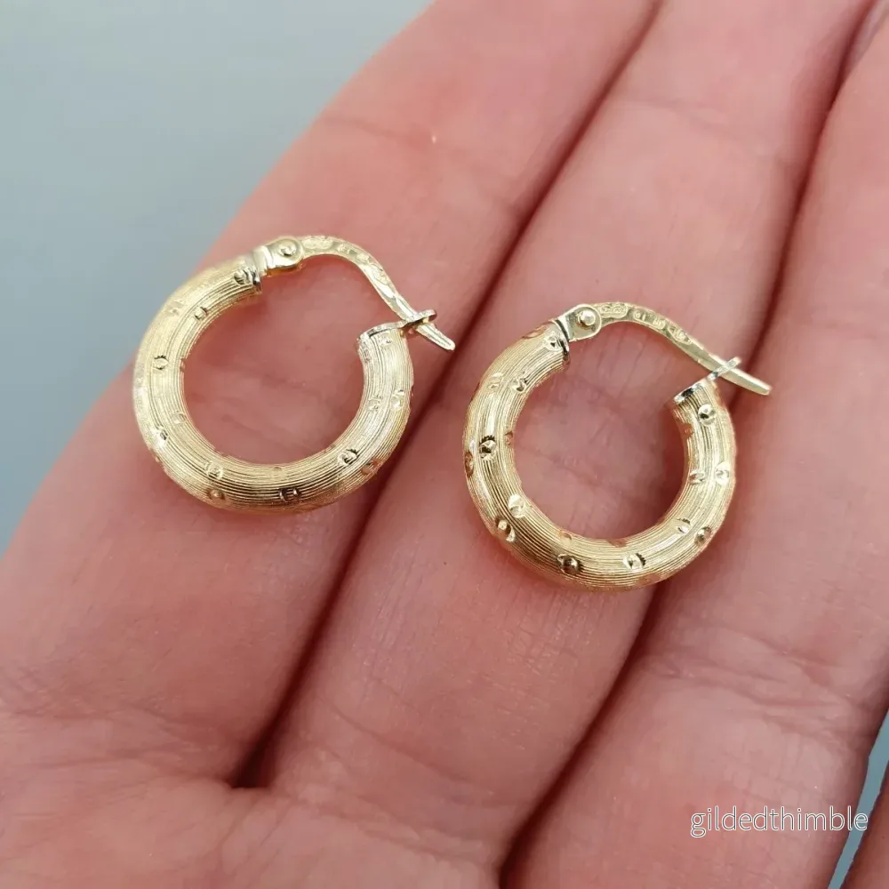 Creoler mönstrade i 18k guld Creoler mönstrade i 18k guld