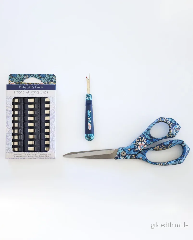 Blommigt sykit – sax, sprättkniv och tygclips