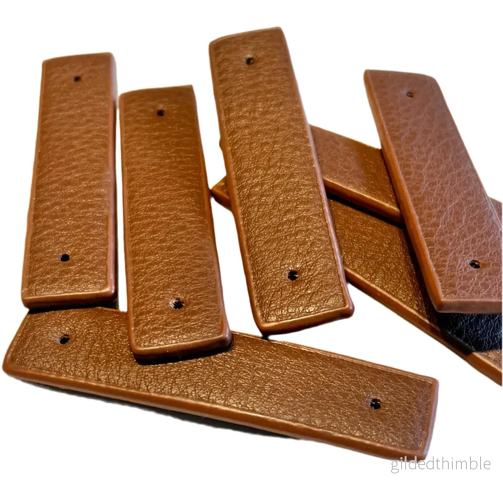 Rem i konstläder med nithål – 1 st.- 8,5 x 1,8 cm. – Brun Rem i konstläder med nithål – 1 st.- 8,5 x 1,8 cm. – Brun