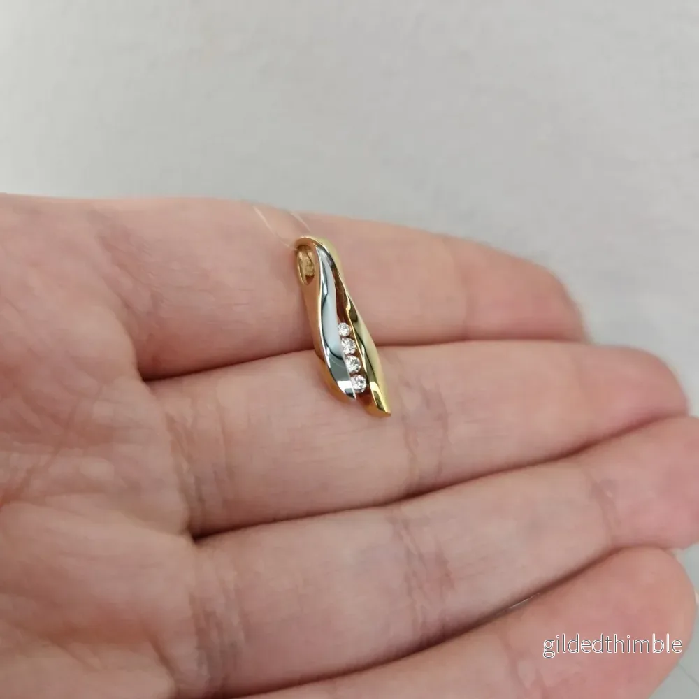 Guldhänge tvåfärgat 18k guld med diamanter