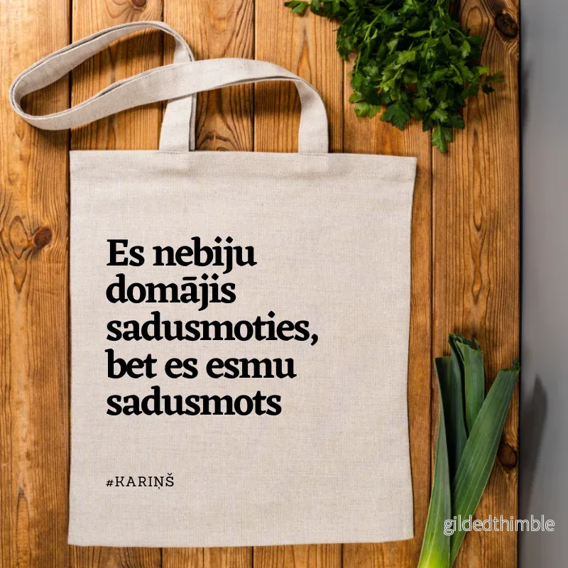Pelēka lina auduma maisiņš «Es nebiju domājis sadusmoties…» | kolekcija «Aktuālas lietas»