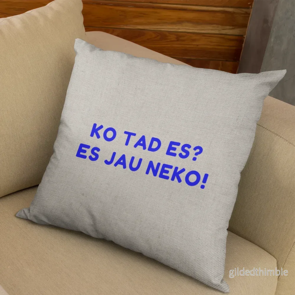 Dekoratīvais spilvens | kolekcija «Man Nav Ko Teikt» | «Ko tad es? Es jau neko!» - Bild 2