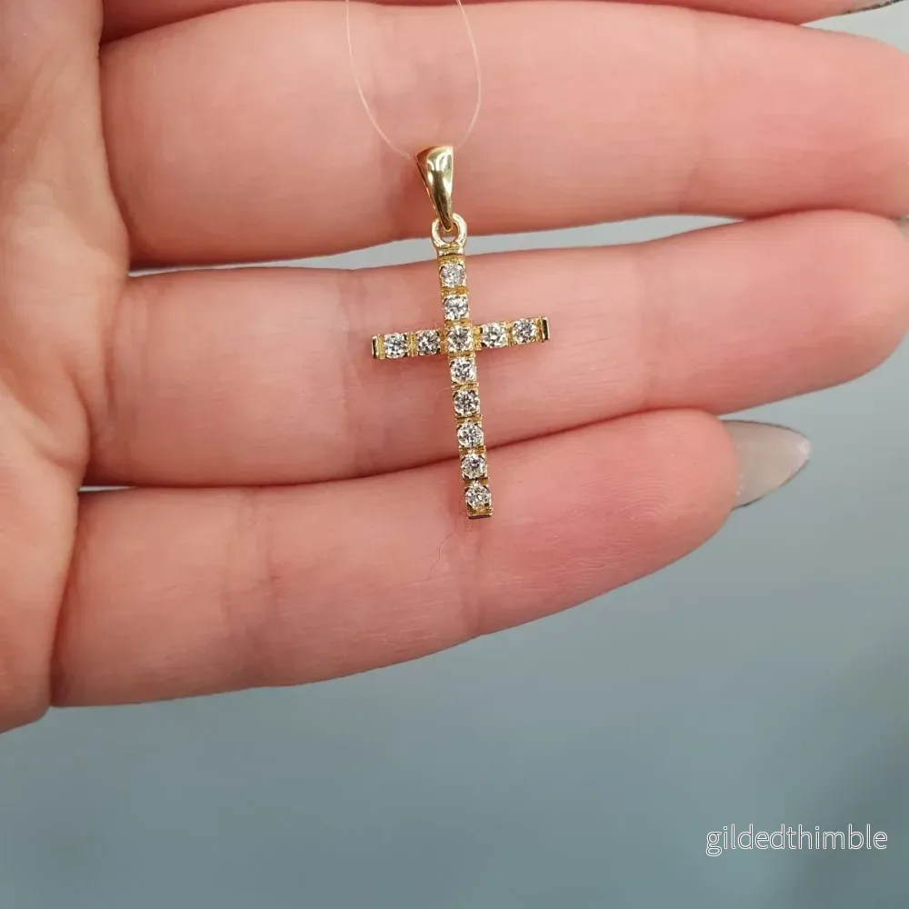 Kors med diamanter totalt 0,26 ct