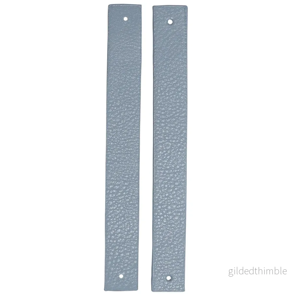 Remmar med nithål – konstläder – 2-p. – 22 x 2,2 cm. – Blåa Remmar med nithål – konstläder – 2-p. – 22 x 2,2 cm. – Blåa