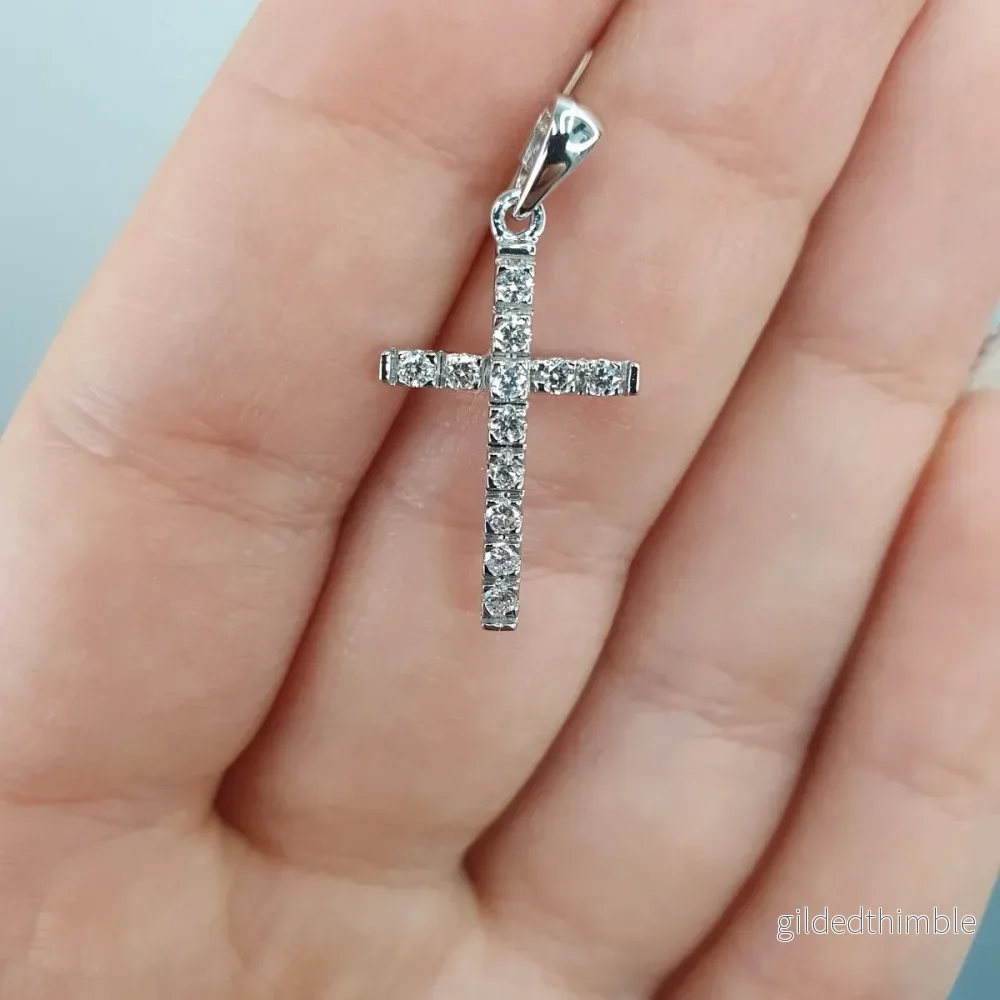 Kors 18k vitguld med 0,26 ct diamanter