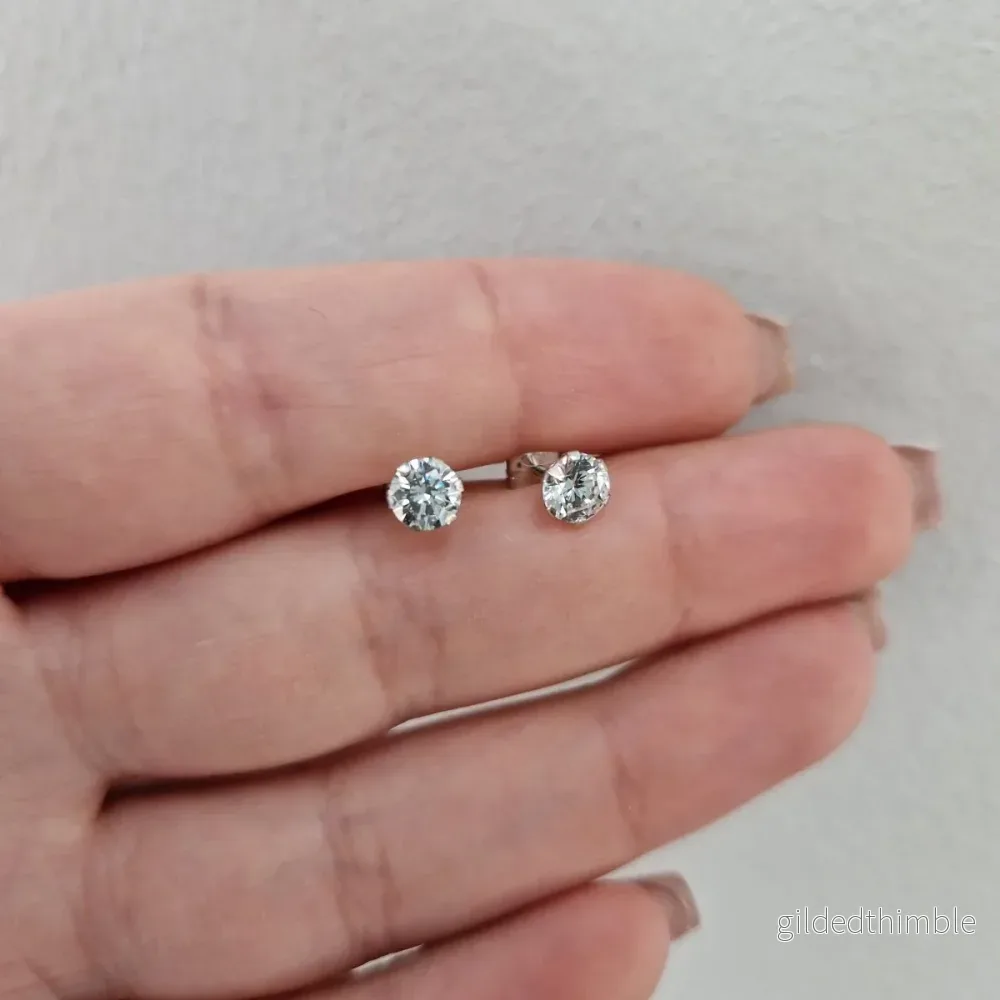 Enstensörhängen 18k vitguld 5mm Enstensörhängen 18k vitguld 5mm