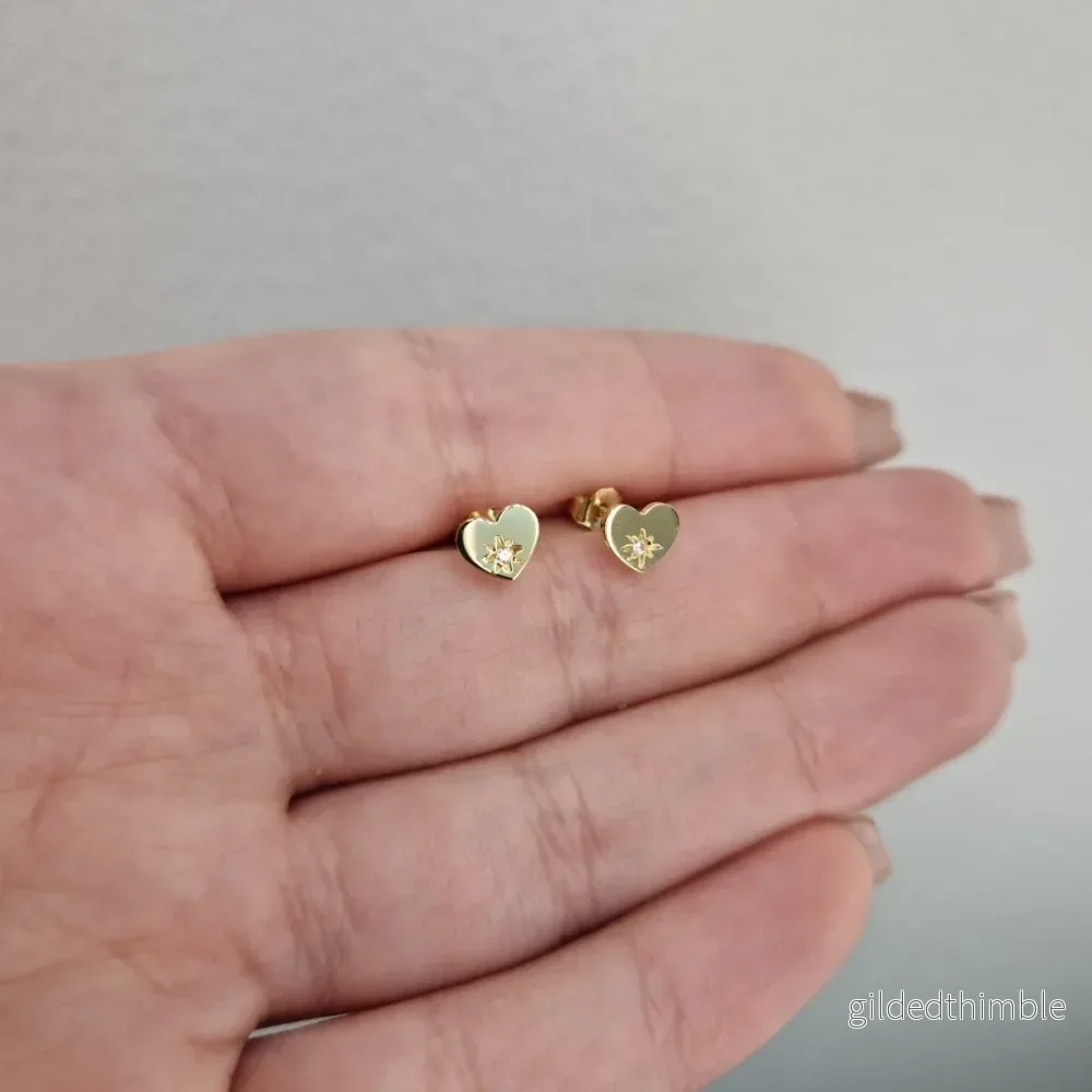 Örhängen slät hjärta 18k guld med sten Örhängen slät hjärta 18k guld med sten