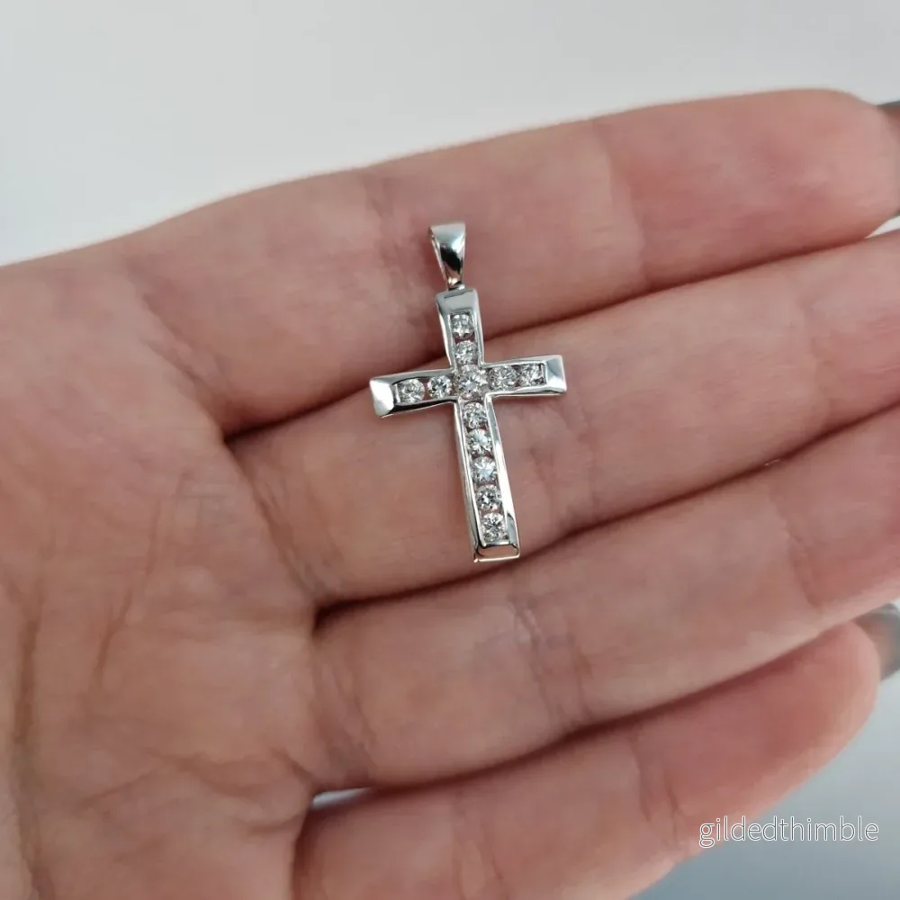Guldhänge – 18k vitgulds kors med diamanter