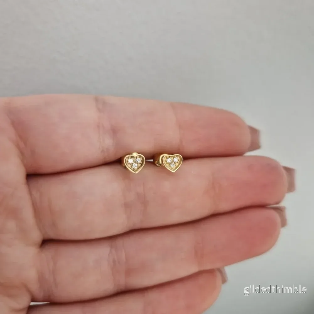 Diamantörhängen hjärta 18k guld 0,06ct Diamantörhängen hjärta 18k guld 0,06ct