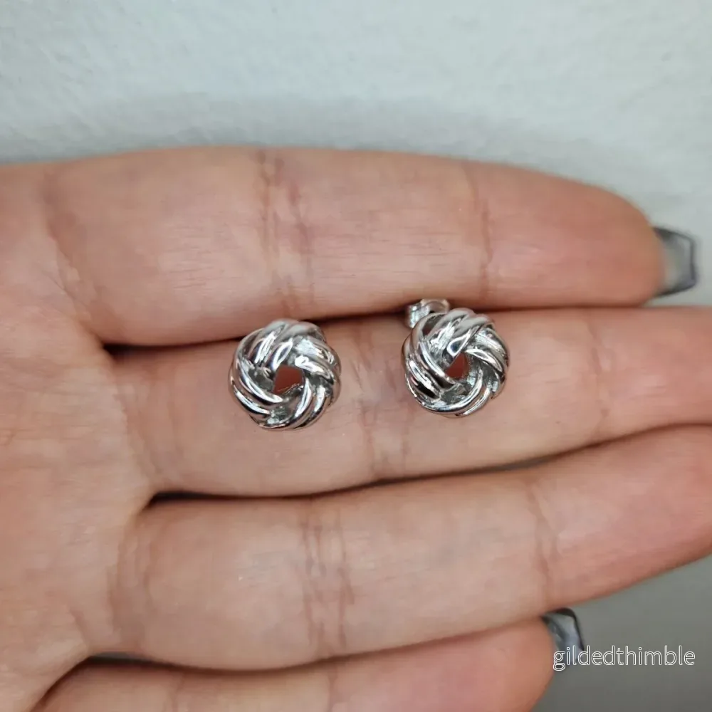 Örhängen knut i silver Örhängen knut i silver