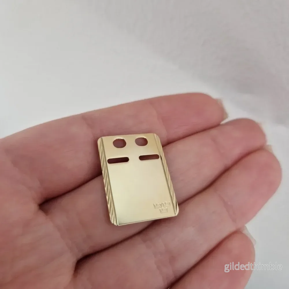 ID-Bricka facetterad 18k guld 17x23mm