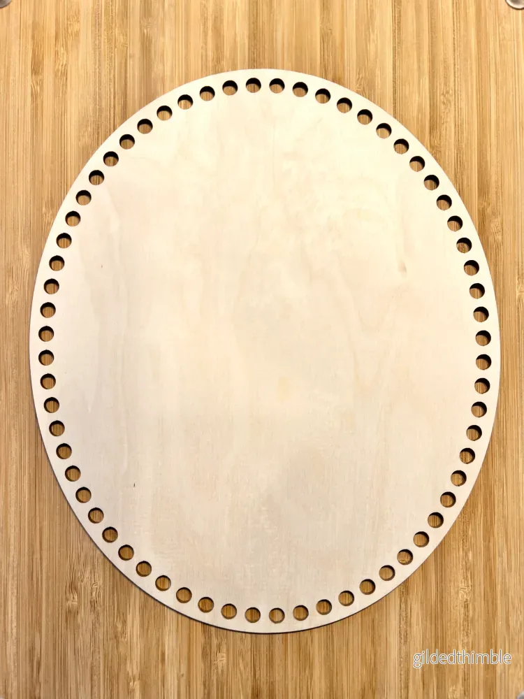 Träbotten oval 30×25 cm.