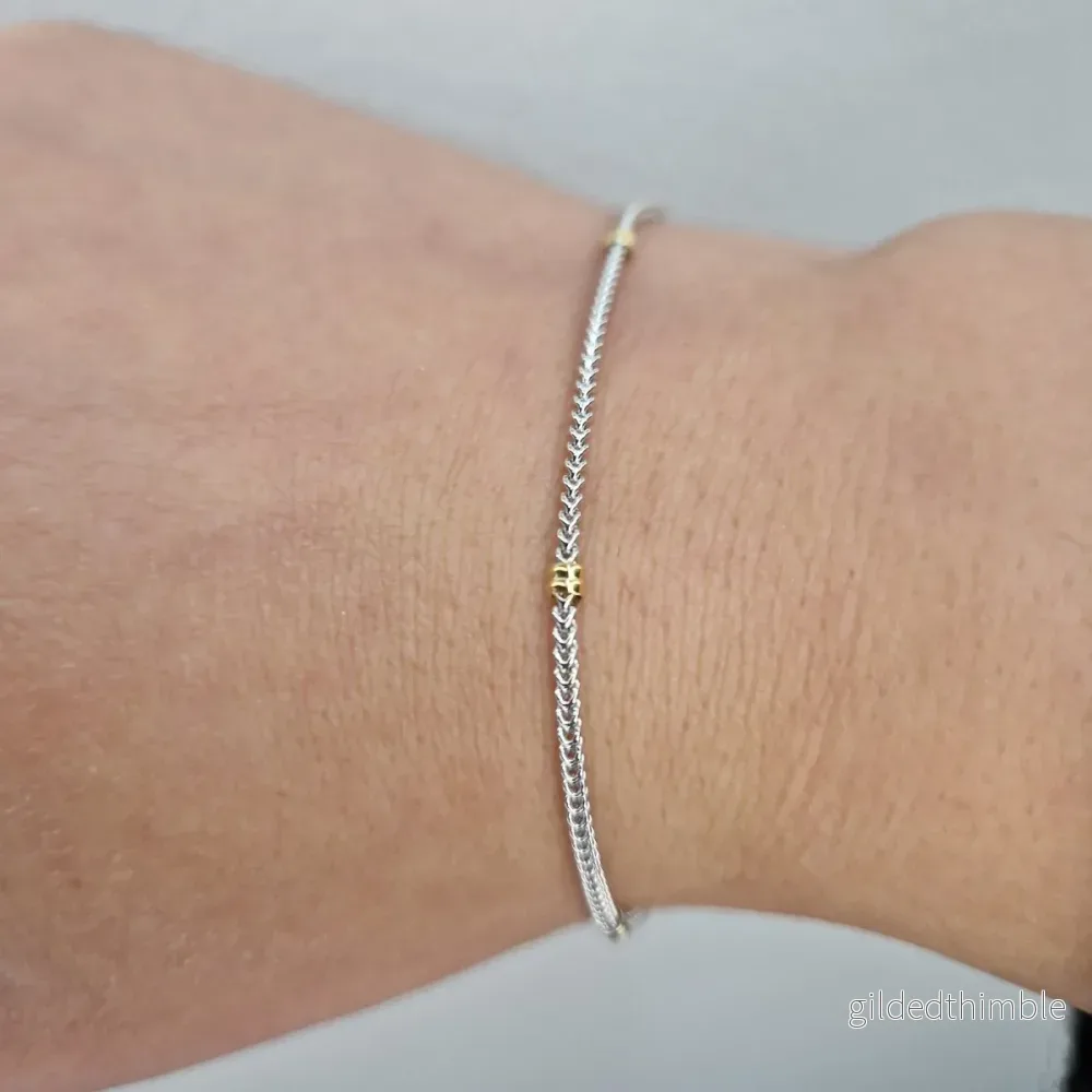 18k vitguld armband med guld detaljer 18k vitguld armband med guld detaljer