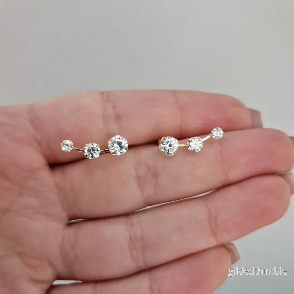 Örhänge tre stenar fallande storlekar 18k guld Örhänge tre stenar fallande storlekar 18k guld