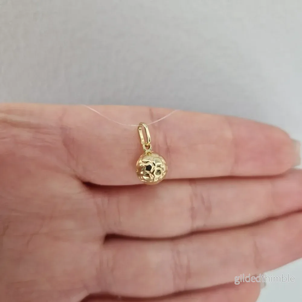 Guld 18k hängsmycke Fotboll