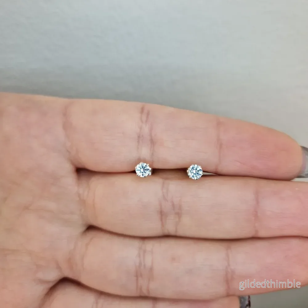 Enstensörhängen i 18k vitguld 4mm Enstensörhängen i 18k vitguld 4mm