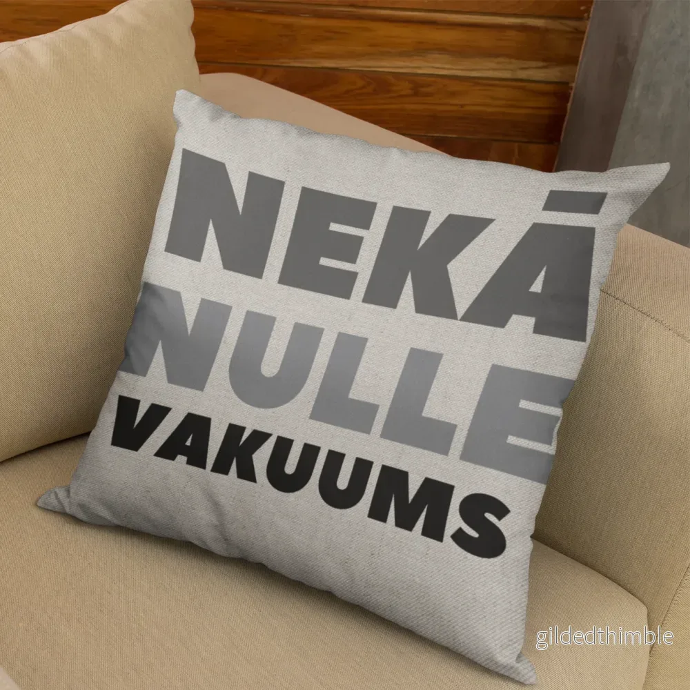 Dekoratīvais spilvens | kolekcija «Man Nav Ko Teikt» | «Nekā nulle vakuums» - Bild 2