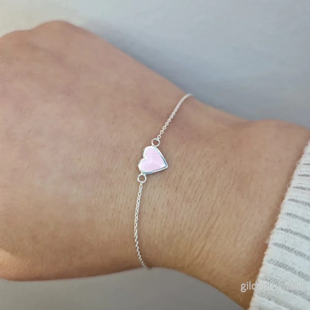 Armband med rosa hjärta