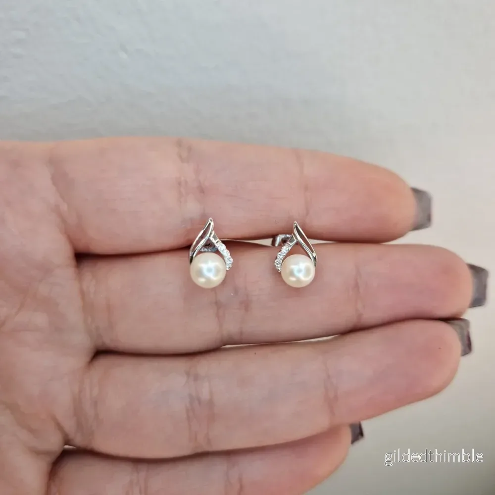Örhängen i vitguld med pärla och diamanter Örhängen i vitguld med pärla och diamanter