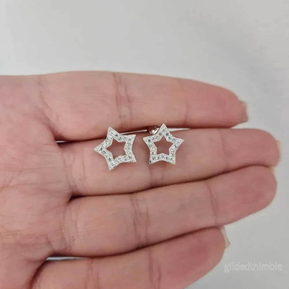 Örhängen Stjärna med stenar silver Örhängen Stjärna med stenar silver