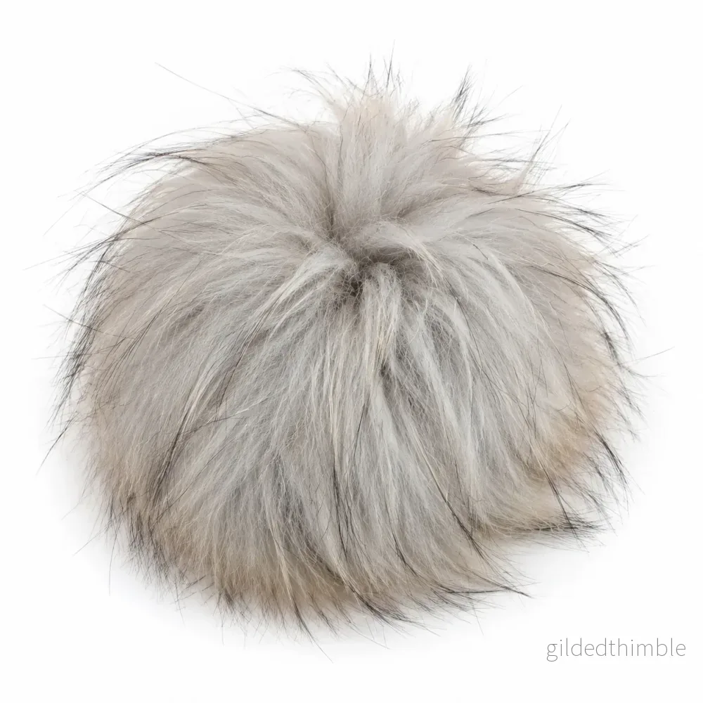 Pompom av äkta mård (Finnraccoon) – natur, ca 15 cm