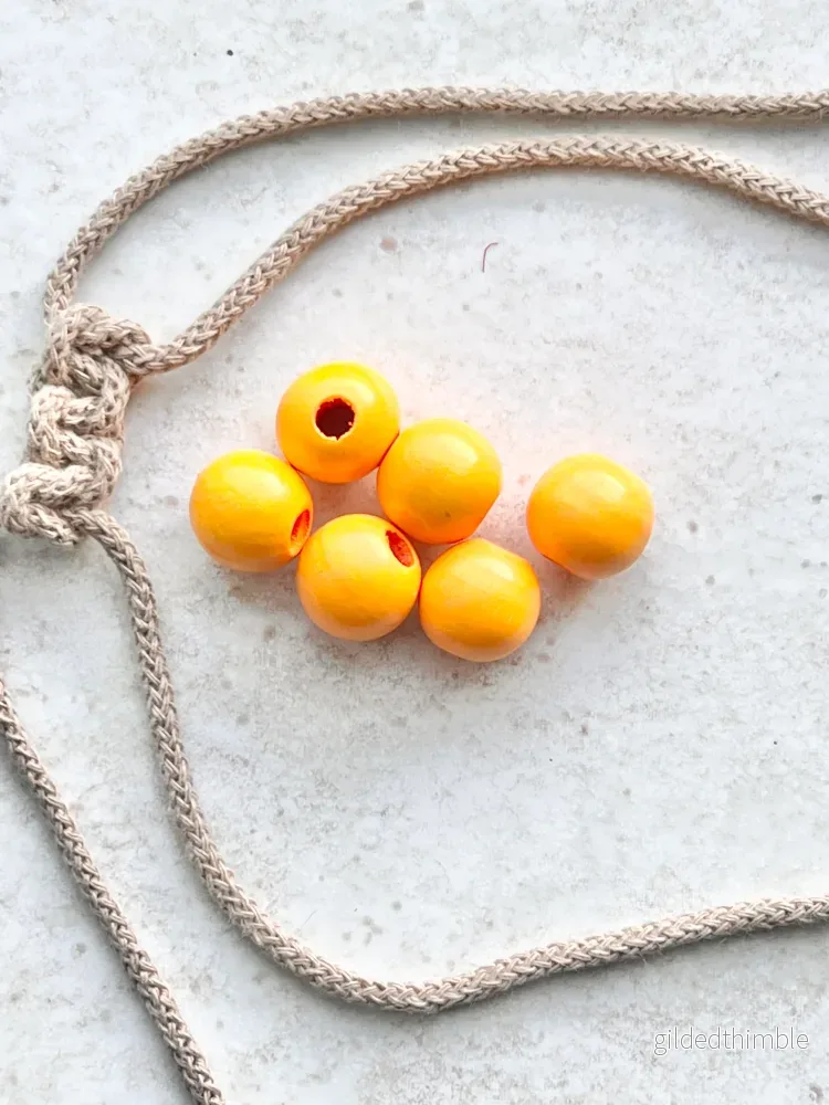 Träpärlor 6 st. 16x15 mm. hål 5 mm. Orange