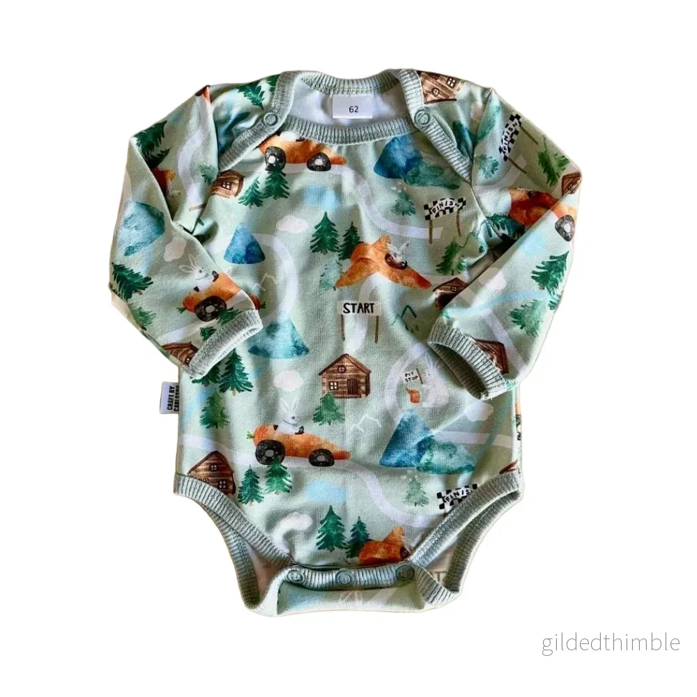 Body baby med morotsbilar, stl 56-86, nyfödd-1,5 år | Ekologisk bomull Body baby med morotsbilar, stl 56-86, nyfödd-1,5 år | Ekologisk bomull