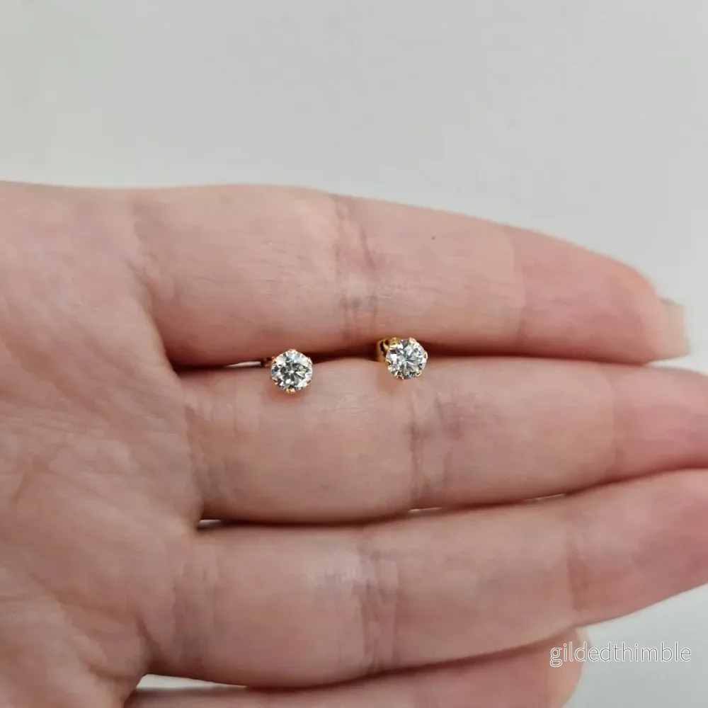 Örhängen med sten 4mm 18k guld Örhängen med sten 4mm 18k guld