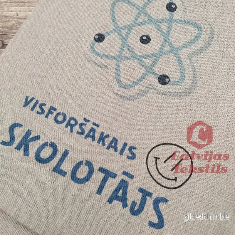 Pelēka lina auduma maisiņš «Visforšākais skolotājs - Atoms» | kolekcija «Māci.Mīli.Iedvesmo.» - Bild 3